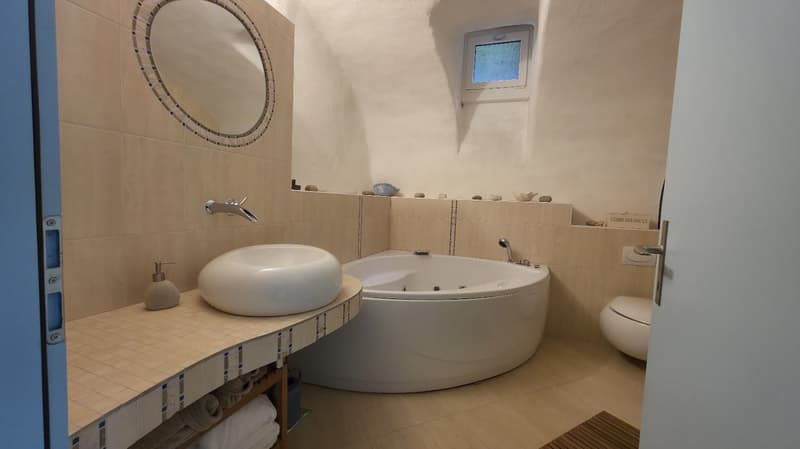 2114 Fleurier/NE Sale of an old and spacious renovated property (16)