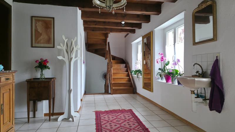 2114 Fleurier/NE Sale of an old and spacious renovated property (7)