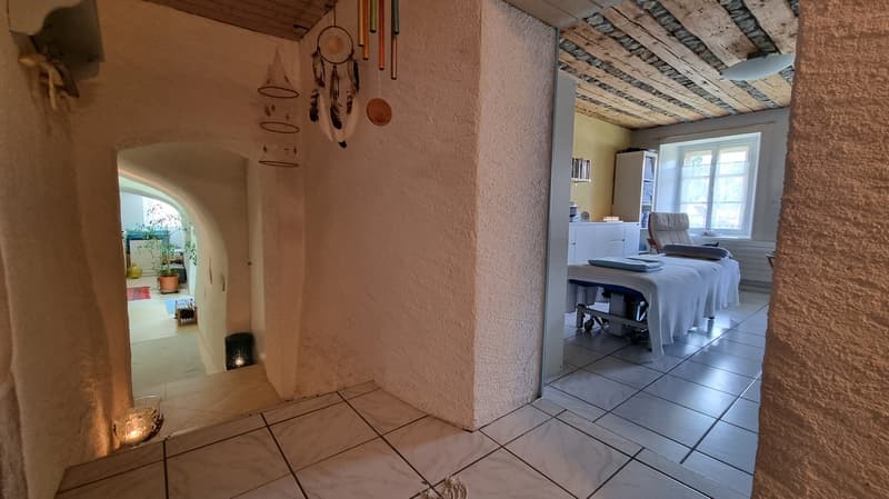 2114 Fleurier/NE Sale of an old and spacious renovated property (15)
