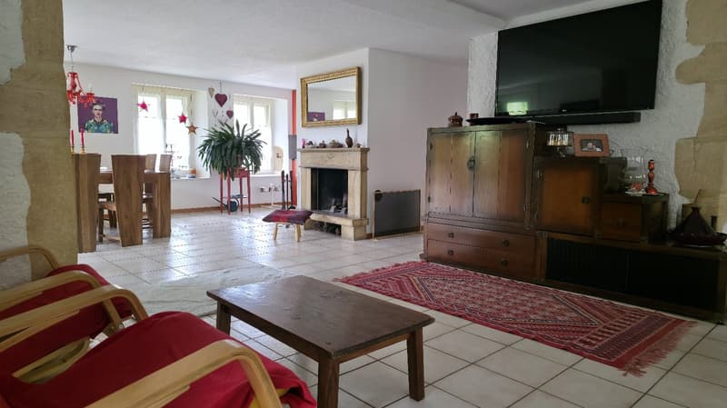 2114 Fleurier/NE Sale of an old and spacious renovated property (9)