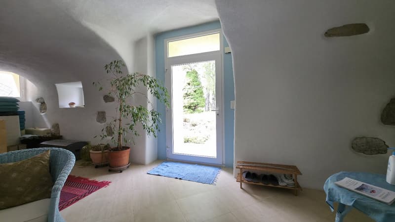 2114 Fleurier/NE Sale of an old and spacious renovated property (13)