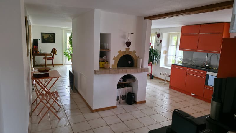 2114 Fleurier/NE Sale of an old and spacious renovated property (8)