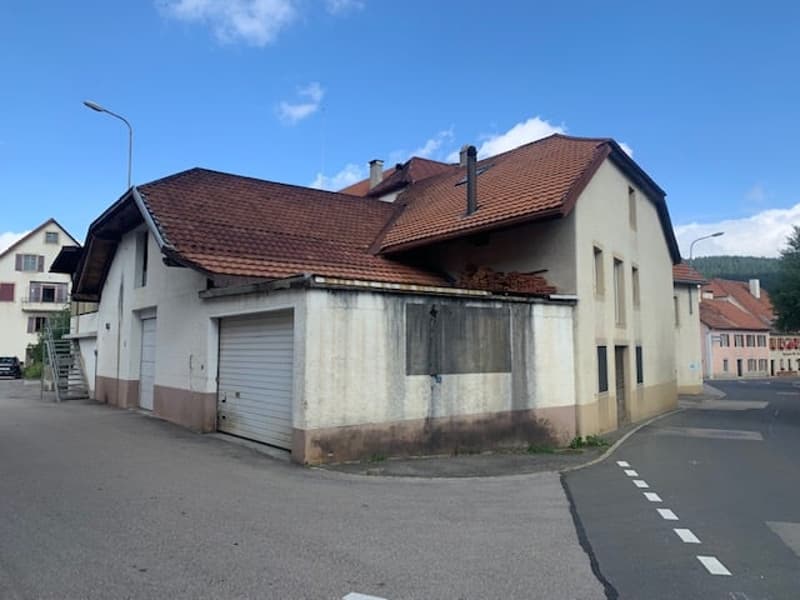 2406 La Brévine/NE Building - 1 commercial bakery shop - 2 apartments - 2 garages (3)