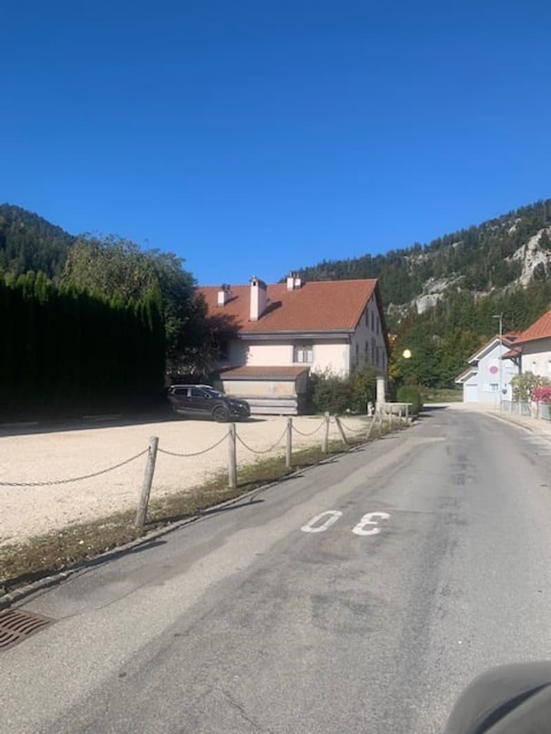 Sale of a renovated old rental house, 10 apartments, parking, large plot (3)