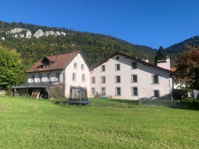 Sale of a renovated old rental house, 10 apartments, parking, large plot (4)