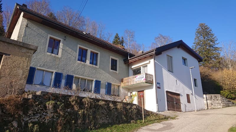 2113 Boveresse/NE Sale of a large village house with 2 apartments and 2 garages (2)