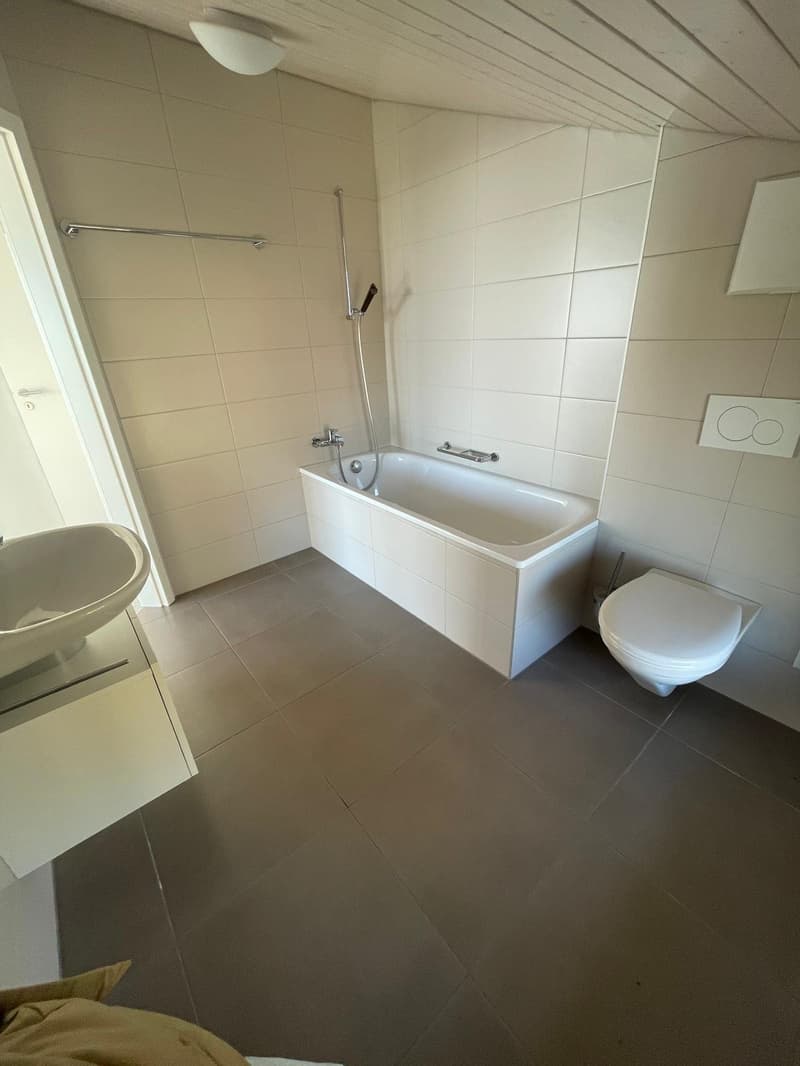 2073 Enges/NE Geräumige und prächtige Villa mit 3 Garagen und Blick auf die 3 Seen (13)