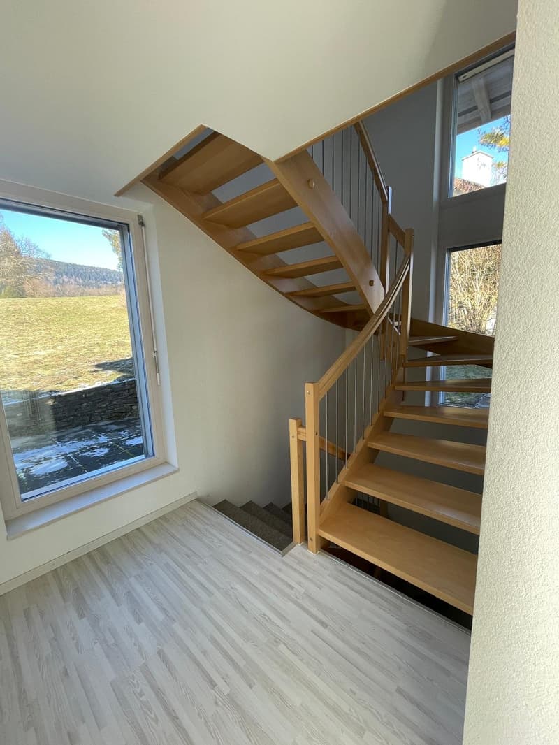 2073 Enges/NE Geräumige und prächtige Villa mit 3 Garagen und Blick auf die 3 Seen (10)