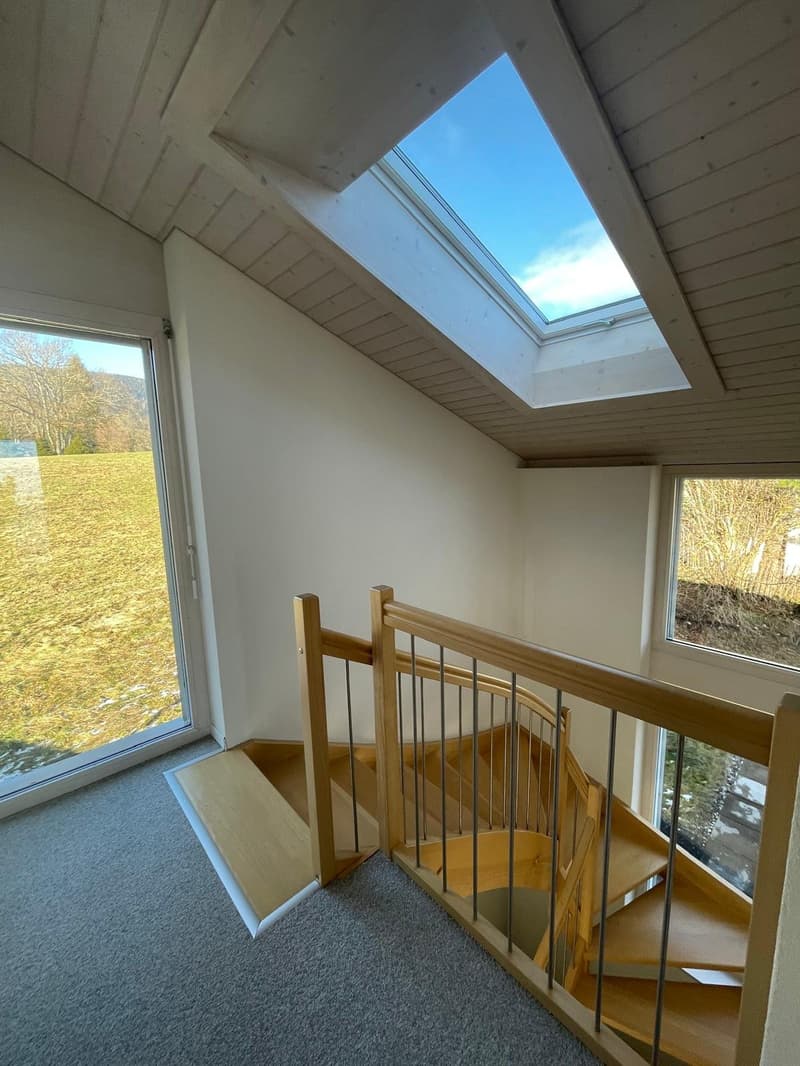 2073 Enges/NE Geräumige und prächtige Villa mit 3 Garagen und Blick auf die 3 Seen (11)