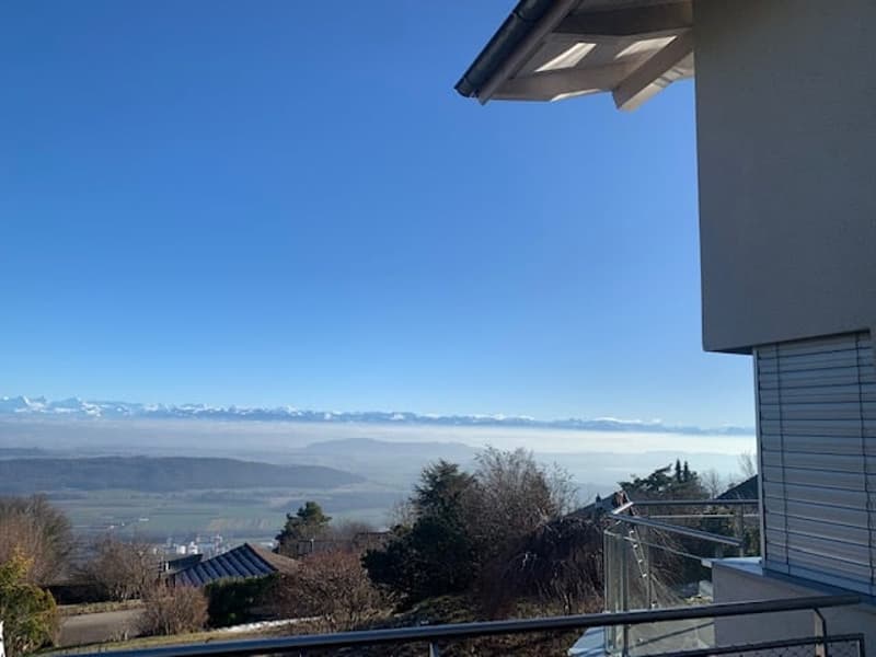2073 Enges/NE Geräumige und prächtige Villa mit 3 Garagen und Blick auf die 3 Seen (3)