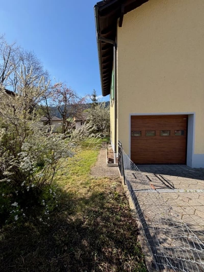 2114 Fleurier/NE Sale of a beautiful renovated 6-room villa with 3 garages (3)