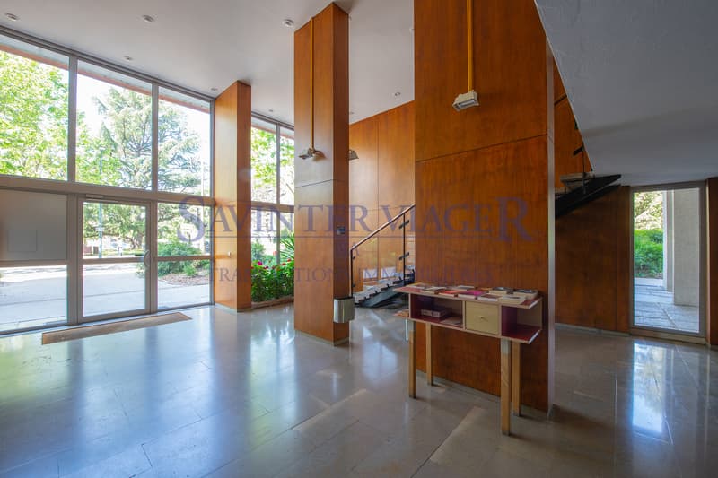 Hall de l'immeuble / Lobby des Gebäudes / Building lobby / ???? ??????