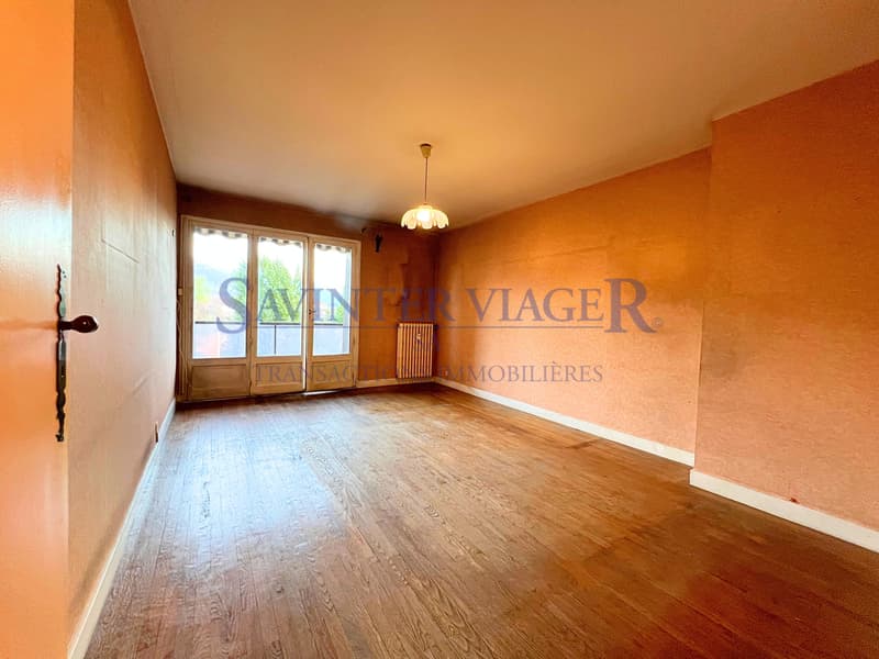 Salon avec balcon / Wohnzimmer mit Balkon / Living room with a balcony / ???????? ? ????????