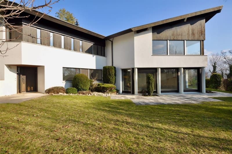 More than 500m2 of living space, secluded and with a beautiful view (1)