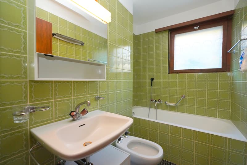 Salle d'eau avec baignoire