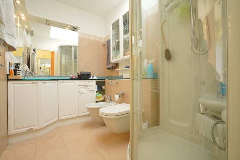 Étage : salle de bain privative à la chambre à coucher parentale