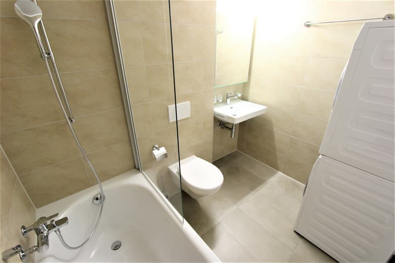 Salle de bain avec colonne de lavage