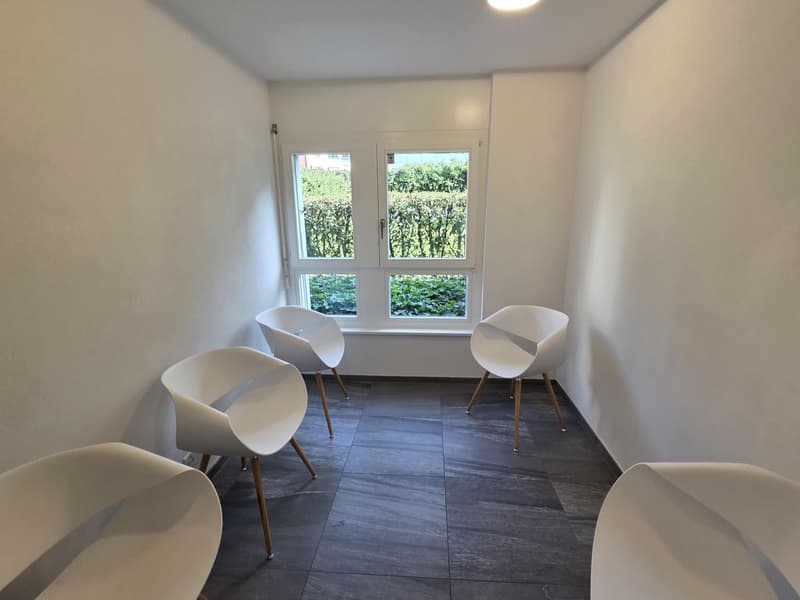 Local actuellement affecté en cabinet médical entièrement rénové au coeur de la ville de Sion (2)