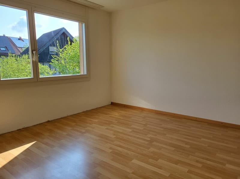 Appartement de 3.5 pces au rez-de-chaussée avec terrasse et pelouse / 3.5-Zimmer-Wohnung im Erdgeschoss mit Terrasse und Rasen Bösingen (13)