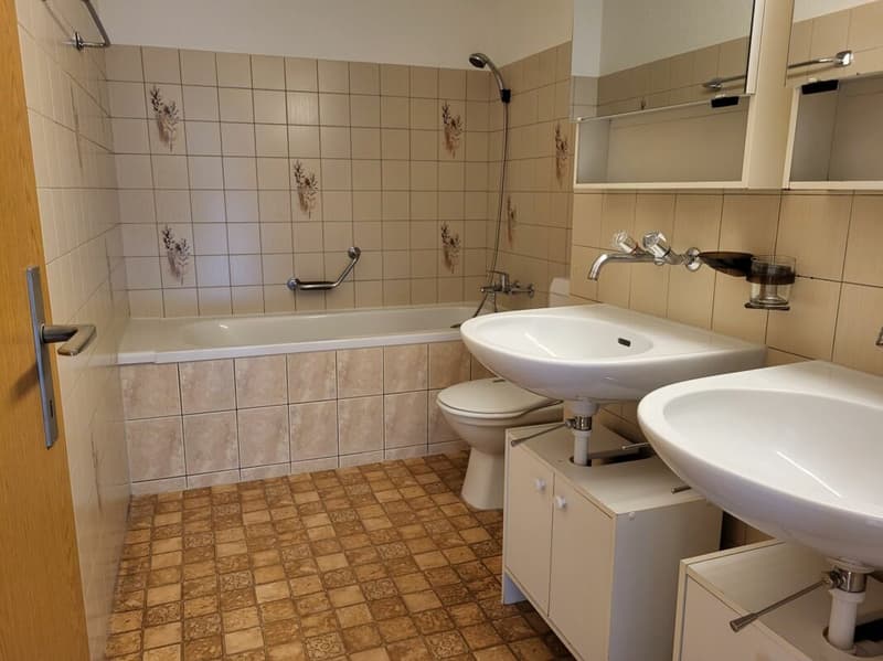 Appartement de 3.5 pces au rez-de-chaussée avec terrasse et pelouse / 3.5-Zimmer-Wohnung im Erdgeschoss mit Terrasse und Rasen Bösingen (12)