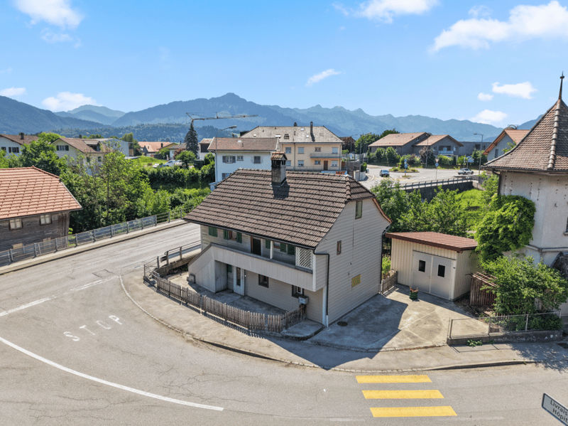 Maison villageoise à rénover avec jardin et dépendances , à Riaz (1)