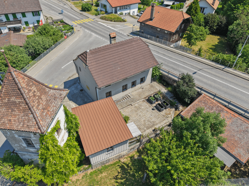 Maison villageoise à rénover avec jardin et dépendances , à Riaz (3)
