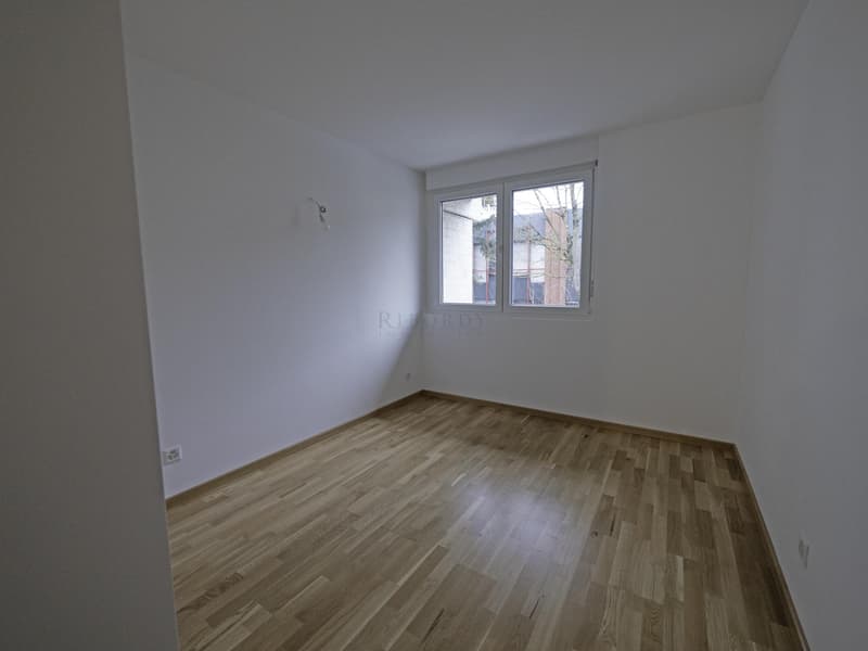 Maison jumelle avec ravissant jardin entièrement clôturé ! (7)