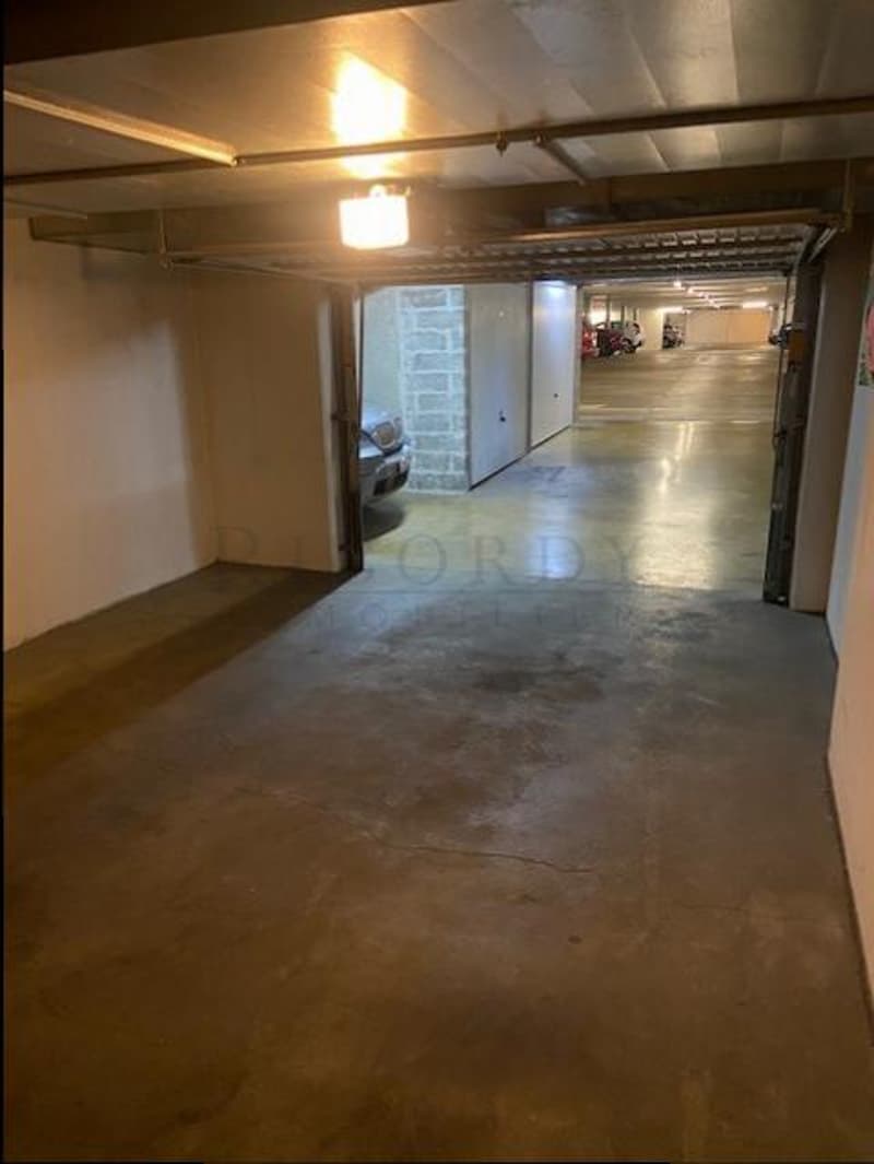 Box intérieur fermé à louer à Carouge ! (3)