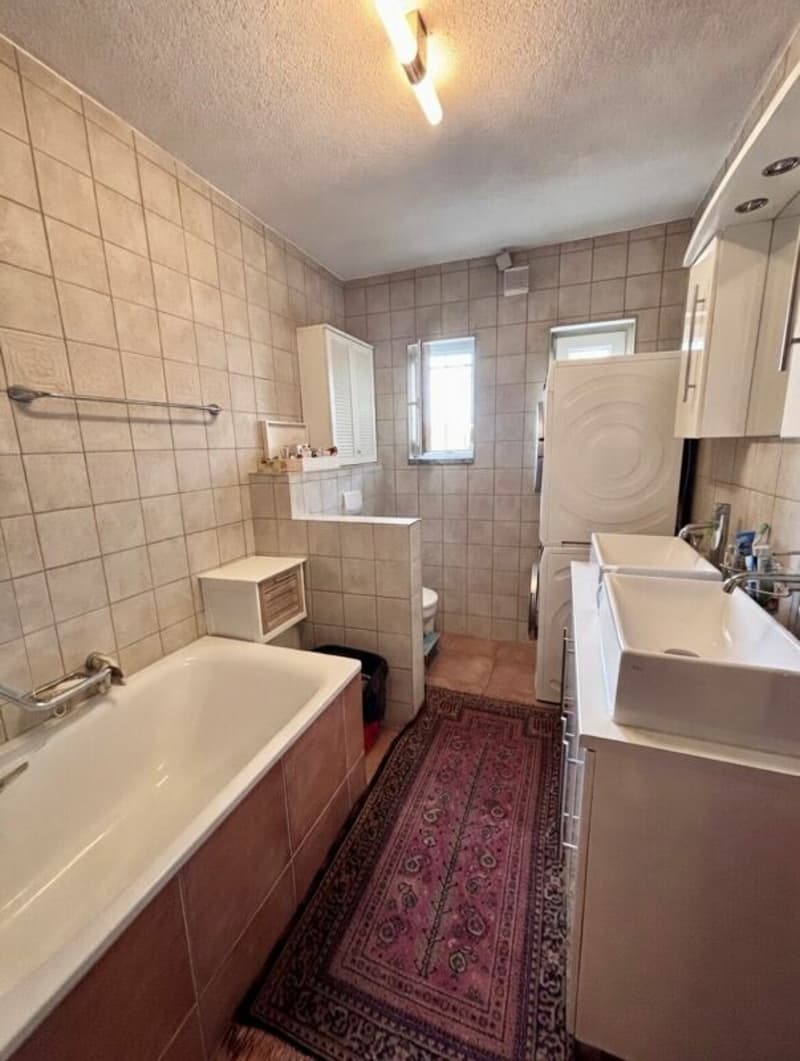 Salle de bains avec baignoire et doubles lavabos