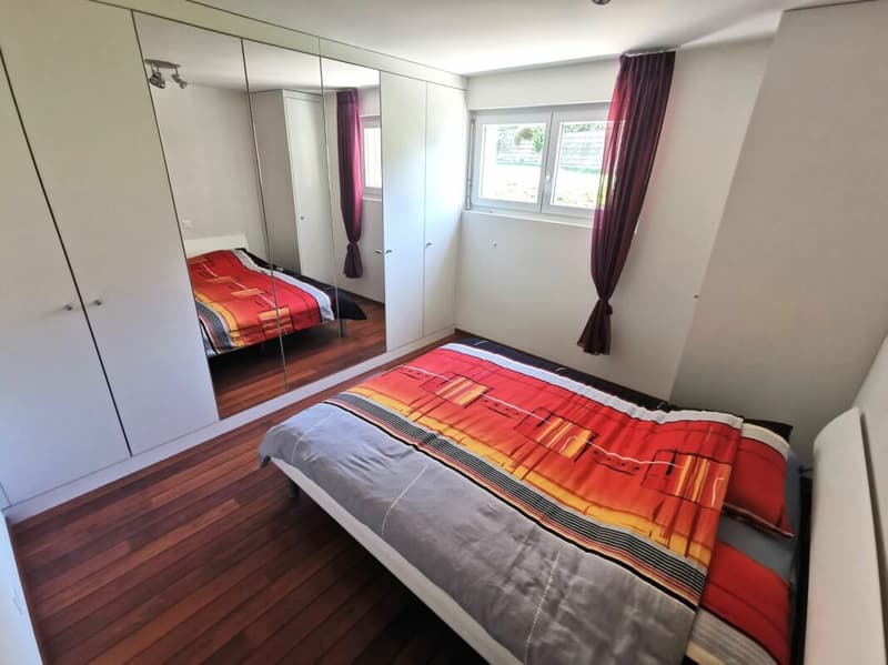 Chambre avec armoires murales