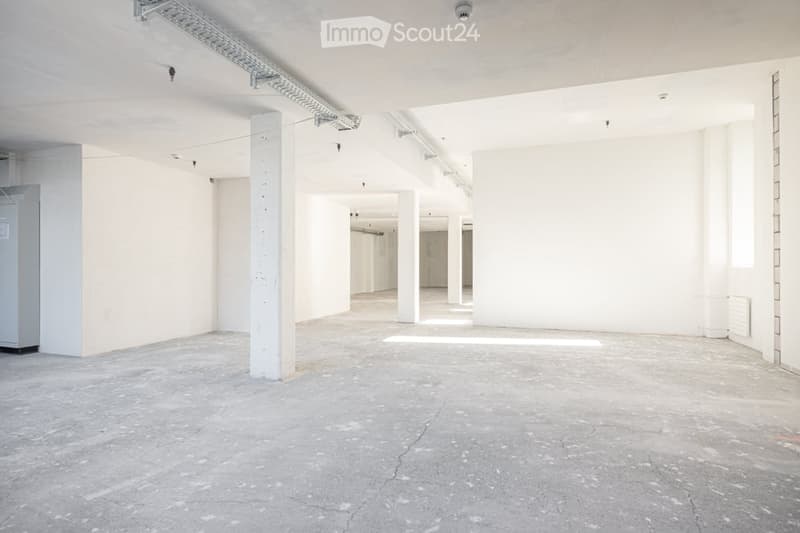 empty room, white walls, ceiling lights, central column, concrete floor