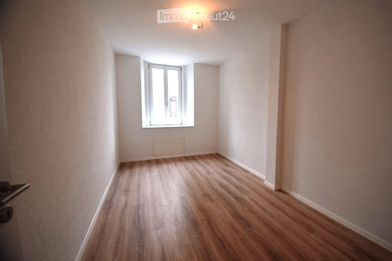 empty room, wooden floor, white walls, window, ceiling light