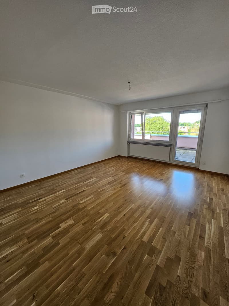 empty room, hardwood floors, sliding doors, power outlets, no furniture