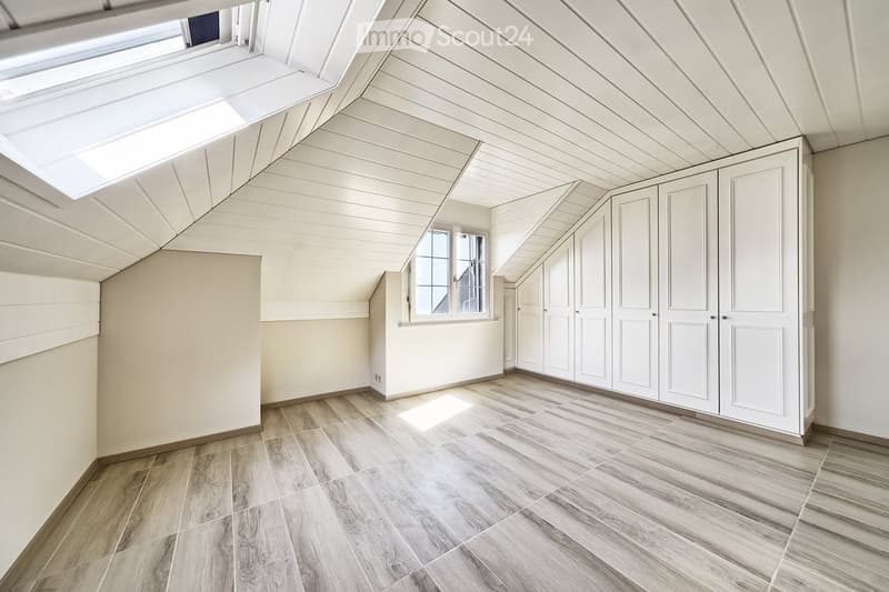 empty room, wooden floor, white walls, white ceiling, windows, built-in wardrobes
