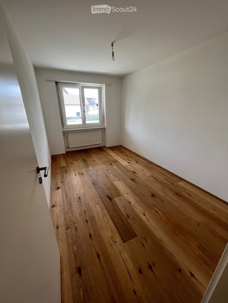 empty room, wooden floor, white walls, window, radiator