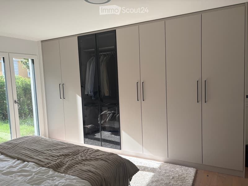 Hauptschlafzimmer mit Einbauschrank
