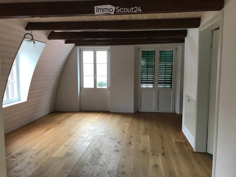 empty room, wooden floor, large windows, arched wall