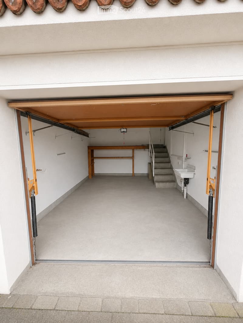 {"type": "Garage", "objects": [], "description": "Garage with concrete floor, wooden ceiling, small staircase leading to a sink area, and a workbench.", "localized_descriptions": {"EN": "Garage with concrete floor, wooden ceiling, small staircase leading