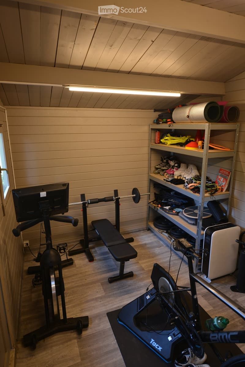 Somptueuse villa jumelée par le garage avec piscine, salle de cinéma et salle de sport à Tannay VD (21)