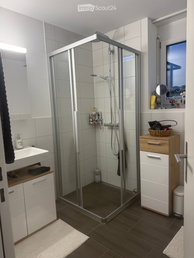 Charmant appartement de 2,5 pièces en mansarde avec vue sur les montagnes à Oberarth (5)