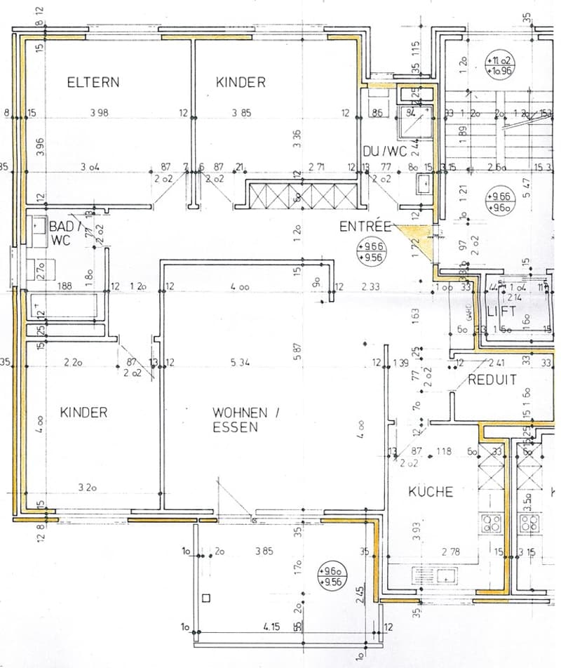 Floor plan of a house with labeled rooms including Eltern (parents), Kinder (children), Bad/WC (bathroom/toilet), Entrée (entrance), Wohnen/Essen (living/dining), and Küche (kitchen).