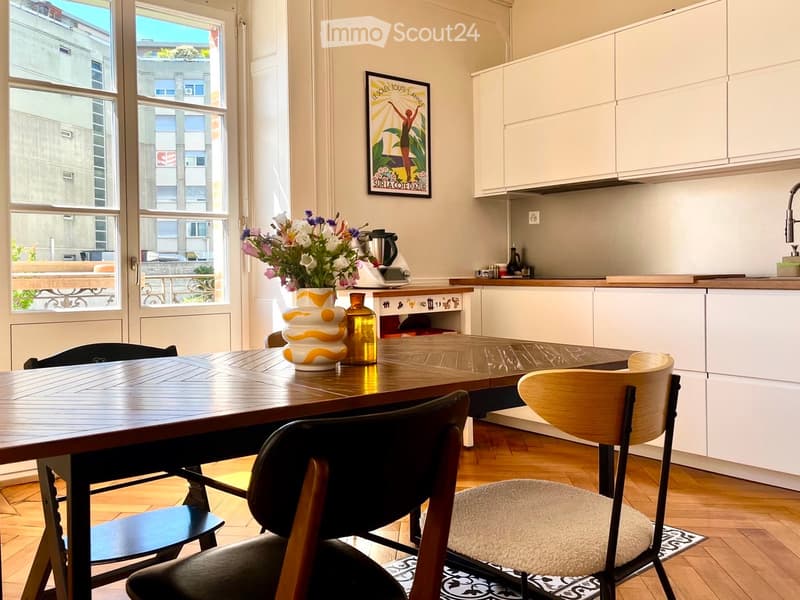 {"type": "Furnished Room", "objects": ["table", "chair", "vase", "faucet", "cupboard", "faucet", "faucet", "cupboard", "cupboard", "cupboard", "cupboard", "cupboard", "cupboard", "cupboard", "cupboard", "cupboard", "cupboard", "cupboard", "cupboard", "cup