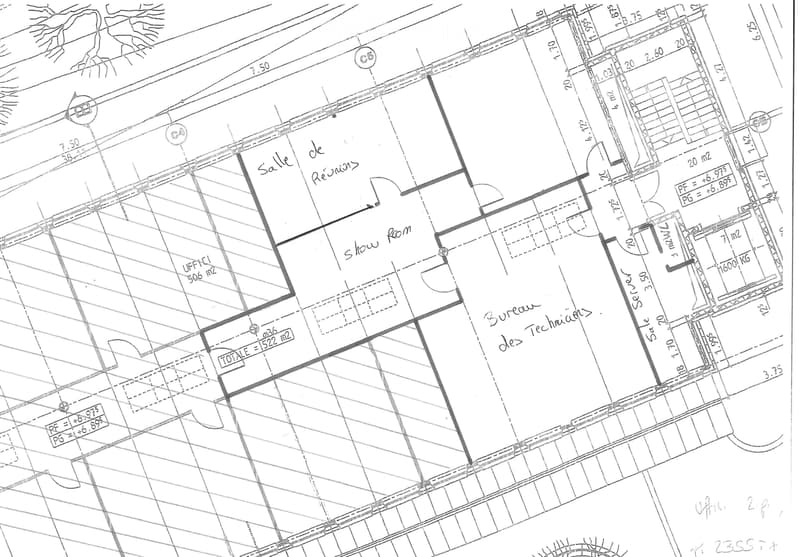 Floor plan showing a layout with labeled rooms including 'Salle de Réception' (reception hall), 'Show Room', 'Office', and 'Bureau de Techniques' (technical office). Dimensions and area measurements are indicated.
