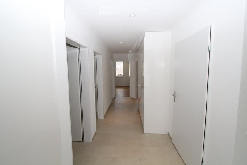 {"visible_features": [],    "type": "Floor plan",    "description": "long hallway with several closed doors",    "localized_descriptions":        {        "EN": "Long hallway with several closed doors",        "DE": "Langer Flur mit mehreren geschlo