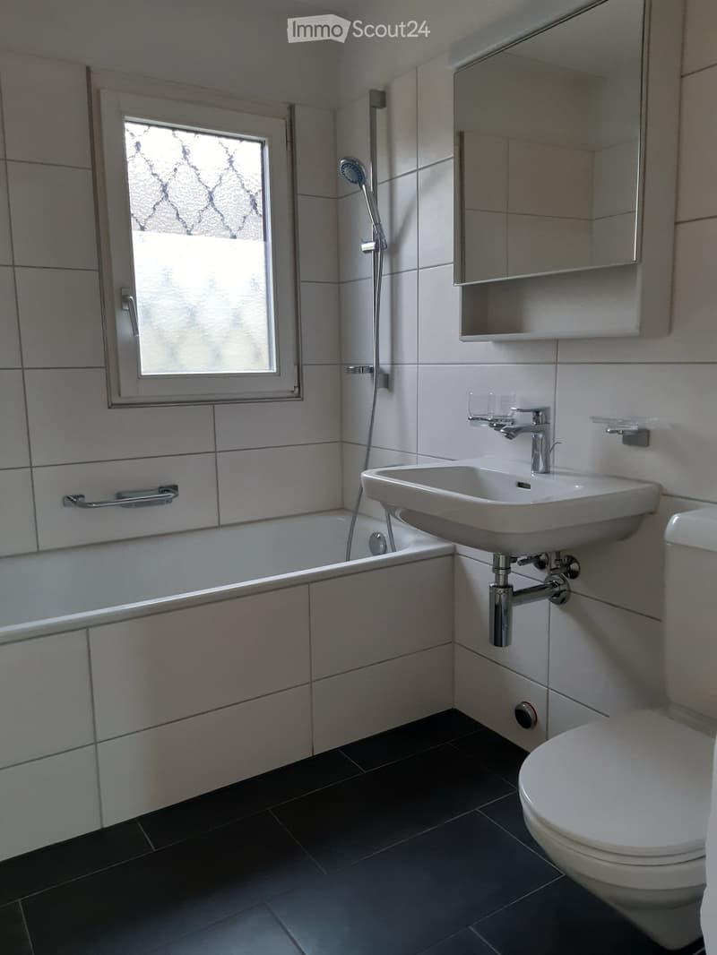 Bad, Lavabo, WC mit Fenster