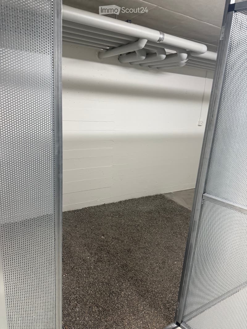 {"type": "Garage", "objects": [], "description": "Garage with a concrete floor covered in gravel, white walls, and exposed pipes and ducts on the ceiling.", "localized_descriptions": {"EN": "Garage with a concrete floor covered in gravel, white walls, and