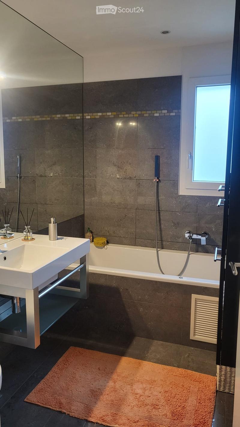 Badezimmer 1 (mit Whirlpool Badewanne)
