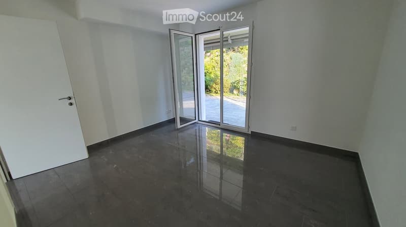 Terrassenwohnung mit Pool in einer 6-Partei Eigentumswohnanlage mit 180° See und Bergsicht in Gerra (10)