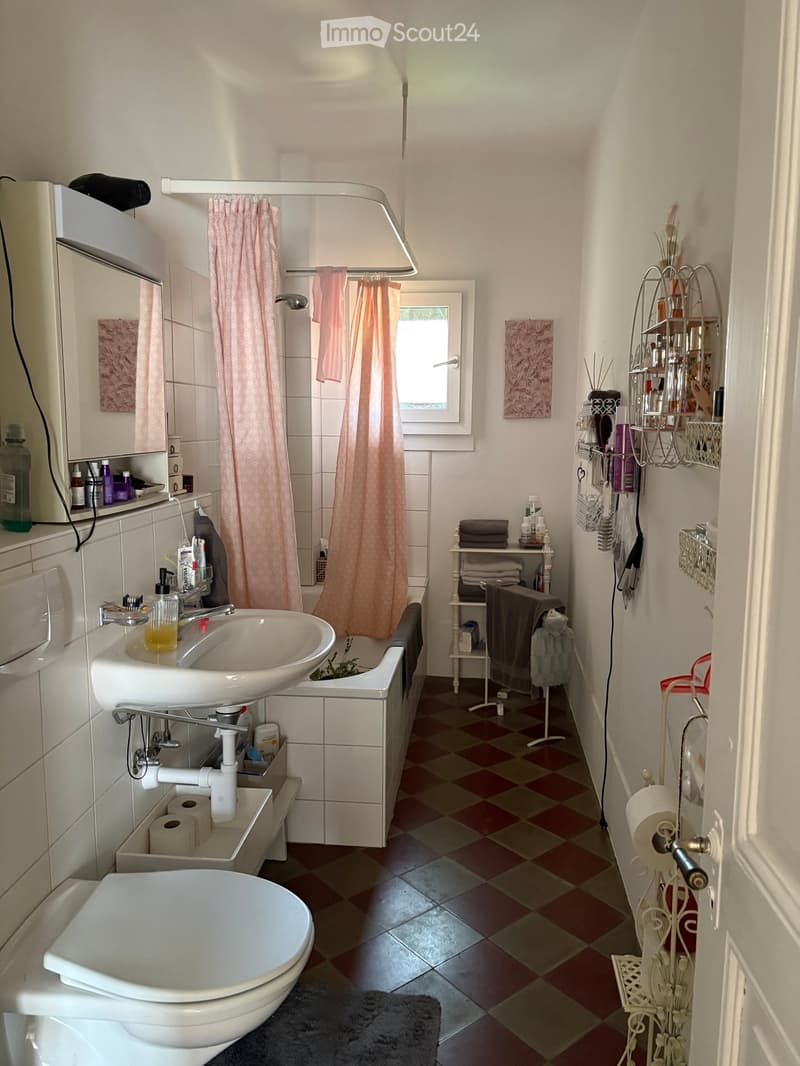 {"type": "Bathroom", "objects": ["toilet", "sink", "bathtub", "mirror", "faucet", "shower curtain", "towel rack", "towel", "toilet paper holder", "bathroom cabinet", "shower shelf", "faucet", "faucet handle", "faucet spout", "faucet sprayer", "faucet spra