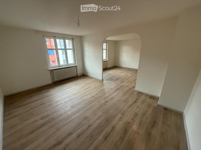 empty room, wooden floor, white walls, windows, radiators
